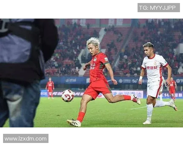 球星用球顶足球技惊四座展现绝佳控球技巧引发热议